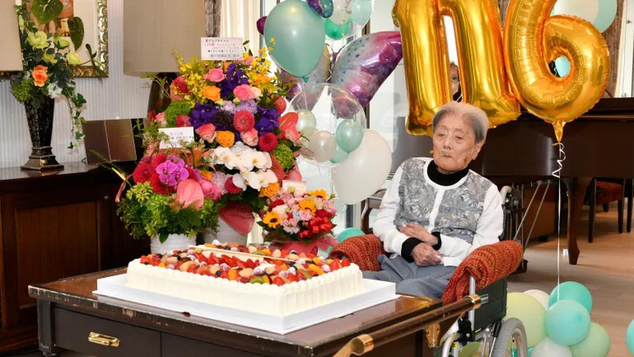 Tomiko Itooka orang tertua di dunia merayakan ulang tahunnya yang ke-116 di kota Ashiya [File: Gambar milik Kota Ashiya/Handout via AFP]