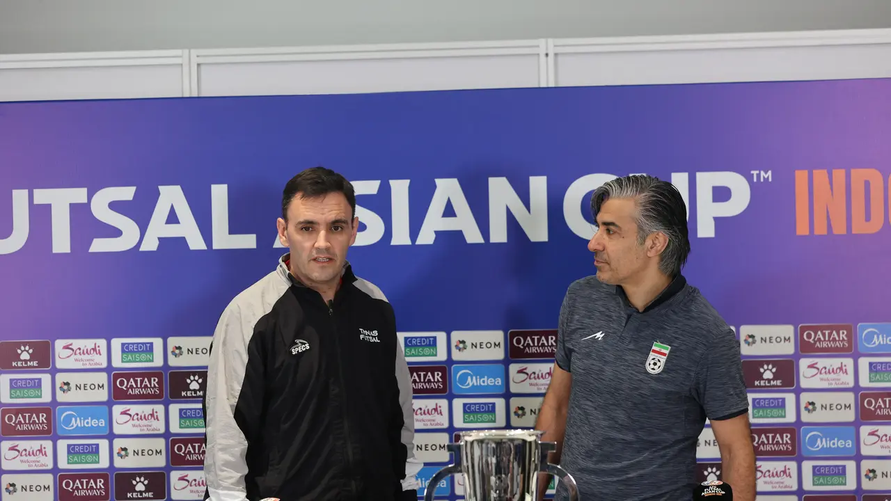 Pelatih Timnas Futsal Indonesia, Hector Souto, dan pelatih Timnas Futsal Iran, Vahid Shamsaei