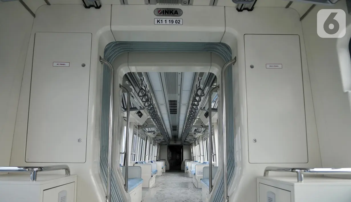 Kondisi interior kereta LRT Jabodebek di Stasiun Harjamukti, Depok, Jawa Barat (13/10/2019). LRT Jabodebek memiliki panjang 17.300 milimeter (termasuk alat perangkai) dan lebar 2.650 milimeter yang mampu menampung hingga 1.000 penumpang dalam kondisi duduk dan berdiri. (merdeka.com/Iqbal S. Nugroho)