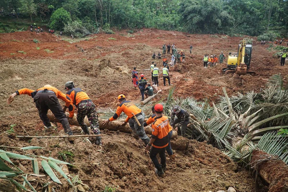 FOTO: Duka di Majenang, Longsor Telan Dua Nyawa & 21 Warga Masih Hilang