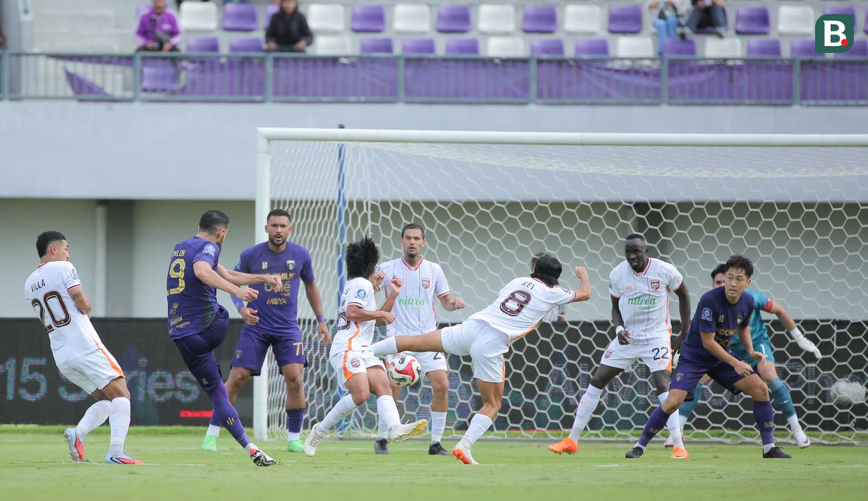 Pemain Persita, Javlon Guseynov mencetak gol ke gawang Borneo FC dalam laga BRI Super League 2025/2026 di Indomilk Arena, Tangerang, Banten, Jumat (09/01/2026). (Bola.com/Bagaskara Lazuardi)