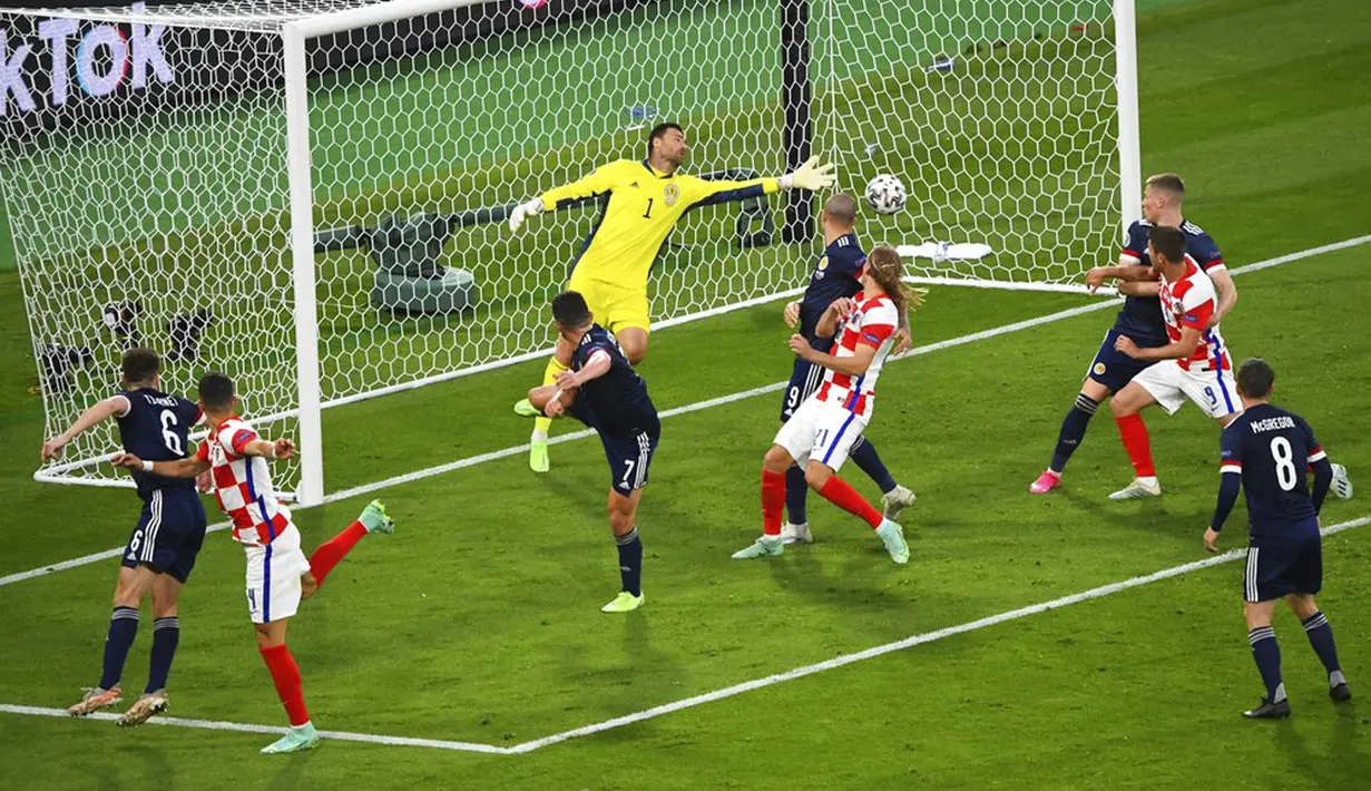 Pemain Kroasia Ivan Perisic (kedua kiri) mencetak gol ke gawang Skotlandia pada pertandingan Grup D Euro 2020 di Stadion Hampden Park, Glasgow, Selasa (22/6/2021). Kroasia menang 3-1. (AP Photo/Andy Buchanan, Pool)