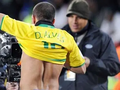 Bek Brasil, Daniel Alves merayakan golnya ke gawang Afrika Selatan di babak semifinal Piala Konfederasi yang berlangsung di Ellis Park, Johannesburg, 25 Juni 2009. Brasil unggul 1-0. AFP PHOTO / ANTONIO SCORZA 