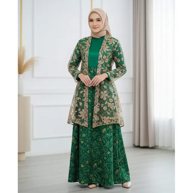 Gamis Hijau Zamrud Kombinasi Batik dan Hijab Nude Trend 2025