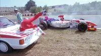 Pebalap Jepang, Taki Inoue, tertabrak mobil petugas medis pada GP Hungaria 1996 di Sirkuit Hungaroring. (Bola.com/wtf1.co.uk)