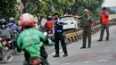 Petugas berjaga di jalur Transjakarta koridor 6  Dukuh Atas-Ragunan, Mampang Prapatan, Jakarta, Selasa (14/6/2016). Untuk menjaga jalur Transjakarta tetap steril, Dishub DKI Jakarta mengerahkan puluhan petugas. (Liputan6.com/Yoppy Renato)
