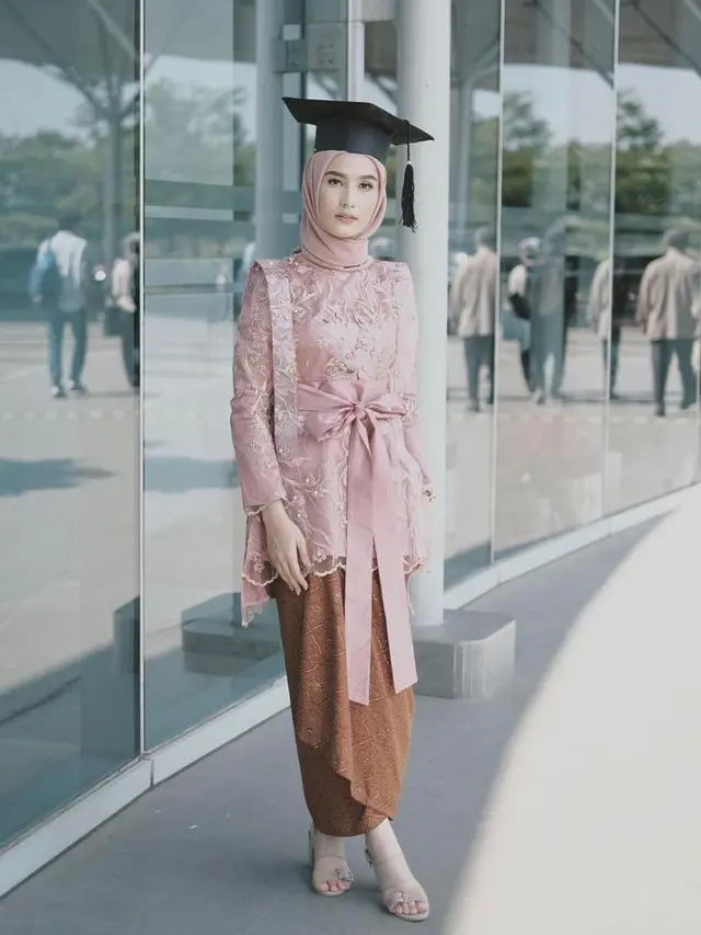 7 Inspirasi Model Baju Kebaya Wisuda Berhijab dari Nabilah Ayu hingga Arafah Rianti