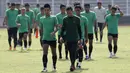 Kiper Timnas Indonesia, Awan Setho, berdiskusi dengan Bayu Pradana usai latihan di Stadion Madya Senayan, Jakarta, Selasa (22/11). Latihan ini persiapan jelang laga Piala AFF 2018 menghadapi Filipina. (Bola.com/Yoppy Renato)