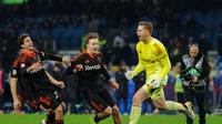 Penjaga gawang Como, Jean Butez (1), merayakan kemenangan bersama rekan setimnya usai laga perempat final Piala Italia melawan Napoli, Selasa, 10 Februari 2026, di Napoli, Italia. (Alessandro Garofalo/LaPresse via AP)