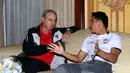 Pelatih Timnas Indonesia, Alfred Riedl (kiri) berbincang dengan pelatih Thailand, Kiatisuk Senamuang jelang memberi keterangan laga final kedua Piala AFF 2016 di Bangkok, Thailand, Jumat (16/12). (Liputan6.com/Helmi Fithriansyah)