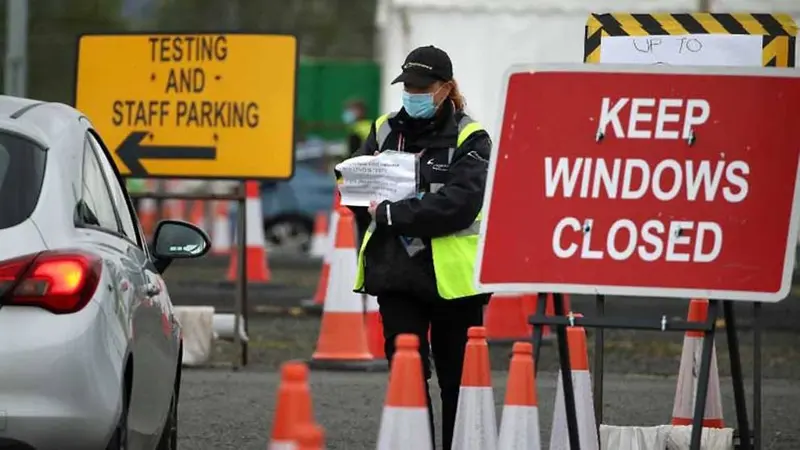 Lalu lintas warga saat hendak melakukan tes virus corona di pusat pengujian drive-in di Bandara Glasgow, saat Inggris terus melakukan lockdown.
