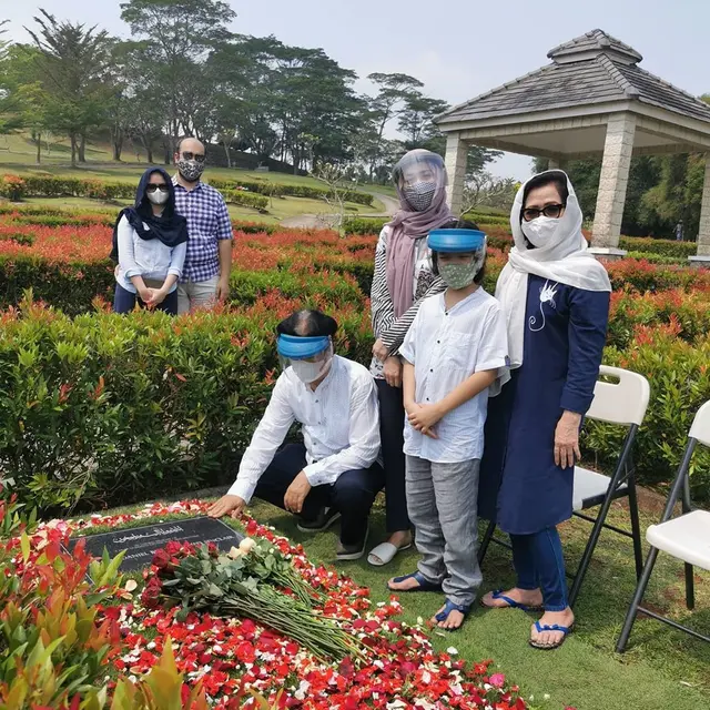 6 Momen BCL Ziarah ke Makam Ashraf Sinclair, Penampilan Hijabnya Curi Perhatian
