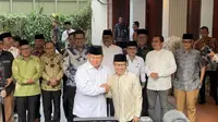 Ketua Umum Partai Kebangkitan Bangsa (PKB) Muhaimin Iskandar atau Cak Imin menemui Ketua Umum Gerindra Prabowo Subianto di Kediaman Kertanegara IV, Jakarta Selatan. (Liputan6.com/Nanda Perdana Putra)