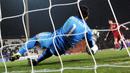 Kiper Paraguay Justo Villar memblok eksekusi penalti gelandang Venezuela Franklin Lucena di Mendoza, 20 Juli 2011. Penyelamatan ini menjadi kunci kemenangan Paraguay 5-3 lewat adu penalti sehingga lolos ke final Copa America. AFP PHOTO/RODRIGO ARANGUA