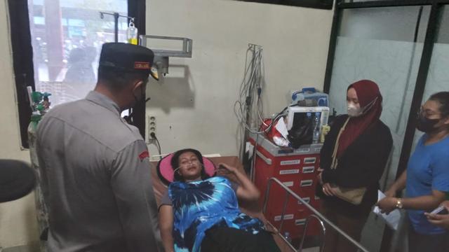 Polwan kena lemparan batu saat unjuk rasa di Jayapura.