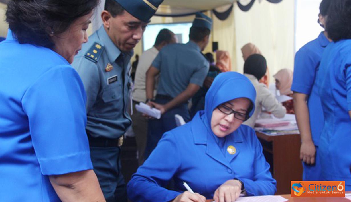 Citizen6, Jakarta: Ketua Gabungan Jalasenastri Kolinlamil Ismiartini Darojatim menyumbangkan darahnya pada peringatan Hari Ibu ke-84 di Kantor Kementerian Pertahanan Republik Indonesia (Kemhan RI) Jalan Merdeka Barat, Jakarta, Senin (12/11). (Pengirim: Di