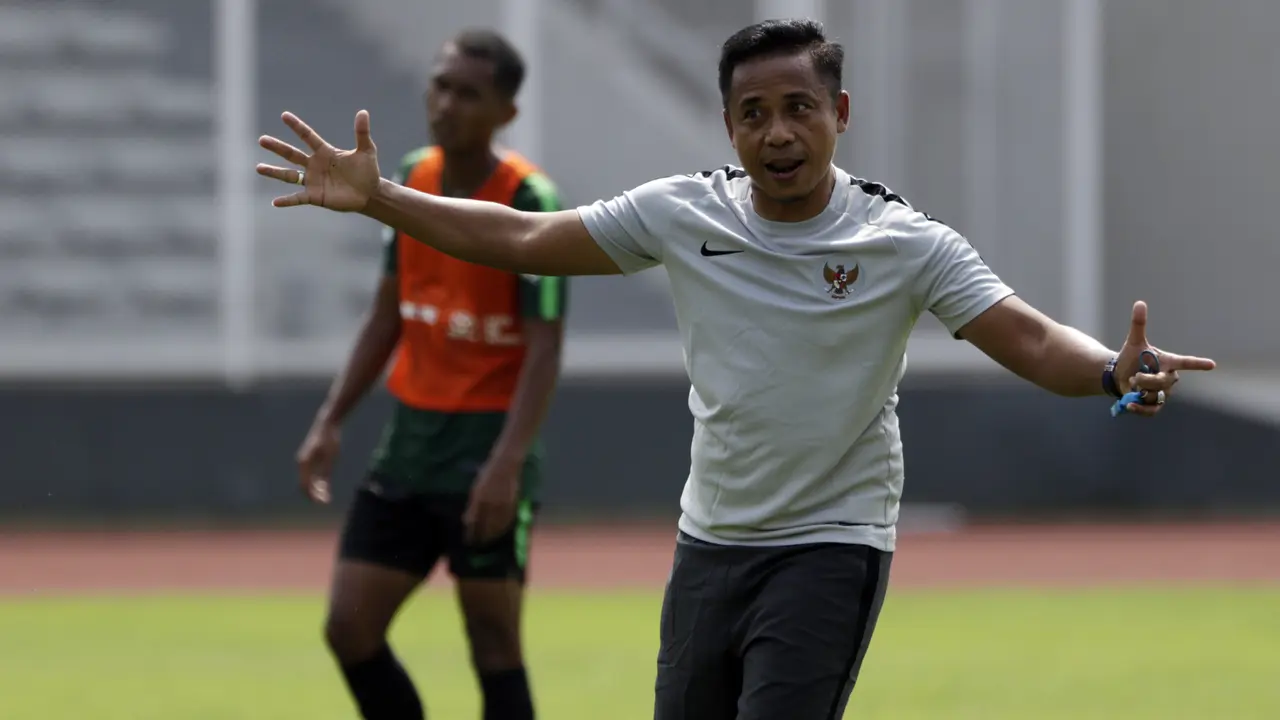Asisten pelatih Timnas Indonesia U-22, Yunan Helmi. (Bola.com/Vitalis Yogi Trisna)