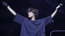 J-Hope saat mengajak penonton bernyanyi pada hari ke-4 Lollapalooza di Grant Park di Chicago, Illinois ( 31/7/2022). Ribuan penonton mungkin hadir langsung di panggung Lollapalooza di Chicago, sedangkan lebih dari 11 juta ARMY di seluruh dunia menonton penampilan j-hope. (Michael Hickey/Getty Images/AFP)