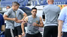 Pemain Wolverhampton Wanderers, Conor Coady (kiri) dan Leonardo Campana (tengah) saat mengikuti sesi latihan di Duisburg, Jerman, Senin (10/8/2020). Wolverhampton Wanderers akan melawan Sevillla di perempat final Liga Europa. (AP Photo/Ina Fassbender)