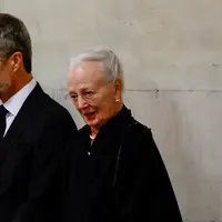 Ratu Margrethe II (kanan) dan Putra Mahkota Frederik (tengah) memberi penghormatan kepada peti mati Ratu Elizabeth II di Westminster Hall, Istana Westminster, London, Minggu (18/9/2022). Ratu Denmark dinyatakan positif Covid setelah melakukan tes Selasa malam. (SARAH MEYSSONNIER/POOL/AFP)
