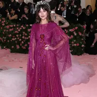 Dakota Johnson memuji sosok ayah tirinya, Antonio Banderas (FOTO: Splashnews)