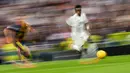 Pemain Real Madrid, Vinicius Junior menggiring bola melewati pemain Girona dalam laga lanjutan Liga Spanyol 2024/2025 di Santiago Bernabeu Stadium, Madrid, Minggu (23/02/2025) waktu setempat. (AP Photo/Manu Fernandez)