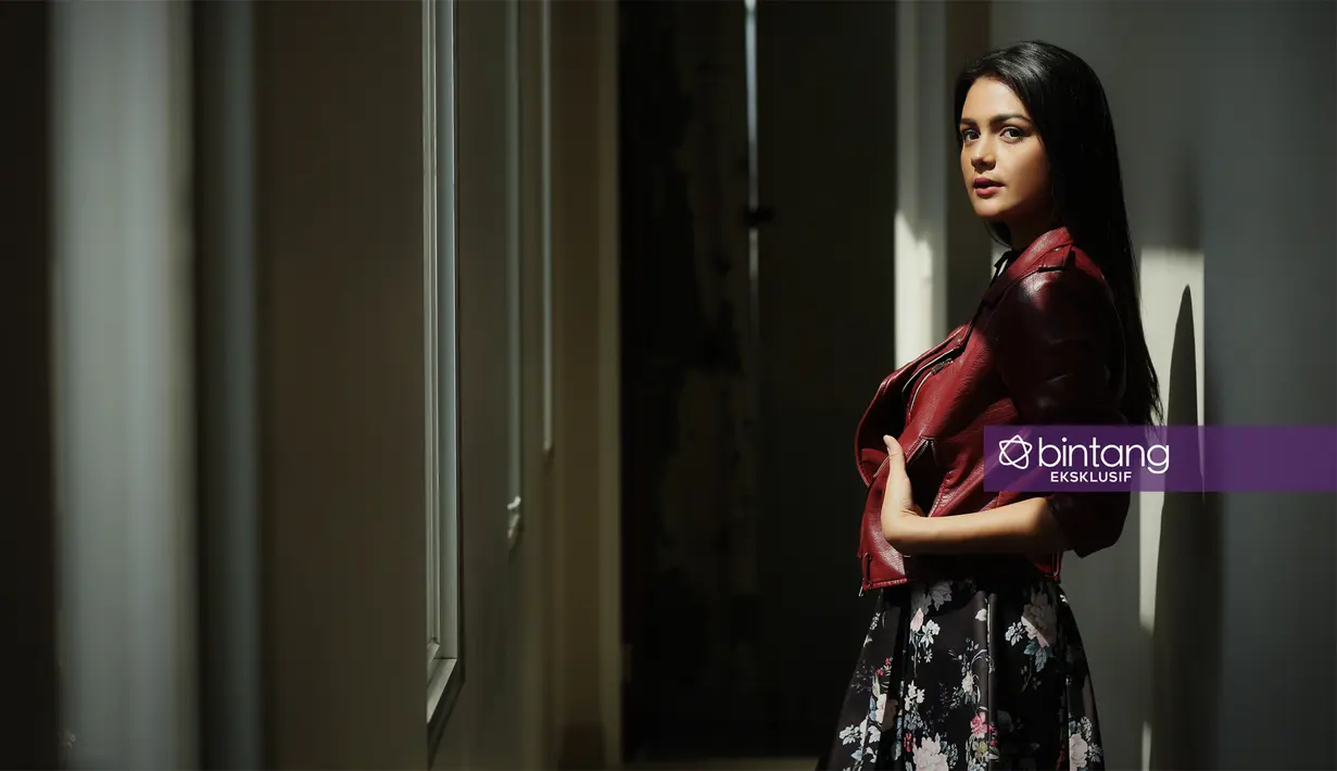 Dalam film Jailangkung, Amanda berperan sebagai Bella. Anak kedua dari tiga bersaudara keluarga Fardi (Lukman Sardi) dan  ibu bernama Sarah (Wulan Guritno). Sejak kecil ia percaya adanya hal berbau mistis. (Bambang E. Ros/Bintang.com) 