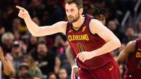 Kevin Love mengalami cedera patah tangan parah ketika membela timnya, Cleveland Cavaliers saat melawan Detroit Pistons, Rabu (31/1/2018) pagi WIB. (Getty Images/Jason Miller)