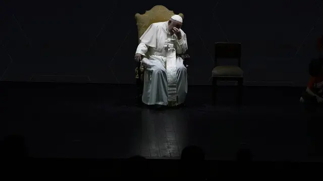 Paus Fransiskus saat menghadiri pertemuan tahunan organisasi pro-keluarga di Auditorium della Conciliazione, Roma, Jumat, (10/5/2024).