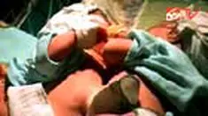 Seorang ibu di Gresik, Jatim, melahirkan bayi kembar siam dempet perut. Bayi laki-laki buah cinta Dian Pitoyo dan Afifah itu kini dirujuk ke RS Dokter Sutomo, Surabaya, Jatim. 