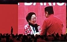 Tangis Megawati Pecah saat Hasto Mendadak Hadiri Kongres PDIP, Dipeluk dan Cium Tangan hingga Kader Teriak
