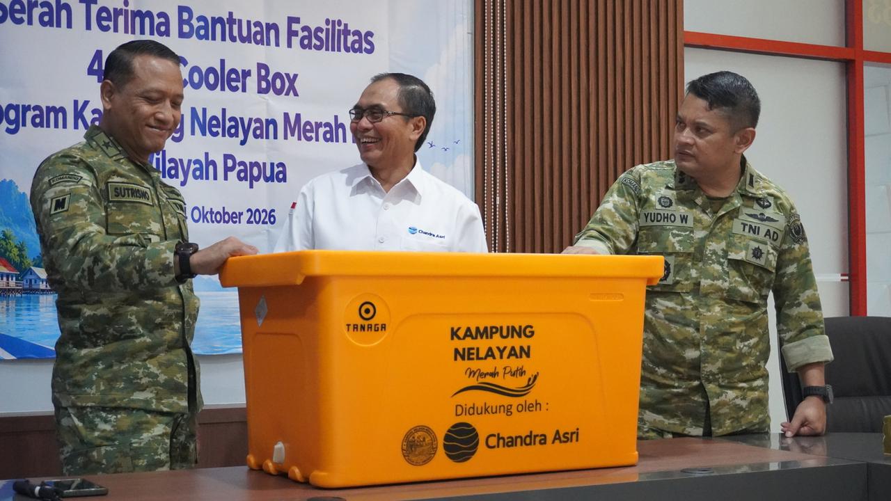 Chandra Asri dan Satgas Kopassus Kolaborasi, Pasok Cooler Box untuk Nelayan Papua