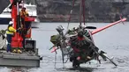 Kepolisian New South Wales dan petugas penyelamat mengangkat bangkai pesawat amfibi yang jatuh di Sungai Hawkesbury, utara Sydney, Kamis (4/1). Bangkai kapal diangkat dari dasar sungai ke sebuah tongkang. (Mick Tsikas/AAP Images via AP)