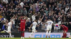 Pemain Tottenham Hotspur merayakan gol bunuh diri yang dicetak oleh pemain Liverpool, Joel Matip, pada laga pekan ketujuh Premier League 2023/2024 di Tottenham Hotspur Stadium, Sabtu (30/09/2023). (AP Photo/Alberto Pezzali)