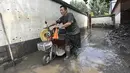 Topan Doksuri menghantam China lebih dari seminggu yang lalu, namun tingkat kehancuran yang diakibatkan oleh banjir dan runtuhnya gedung-gedung baru terlihat sekarang. (Jade Gao / AFP)