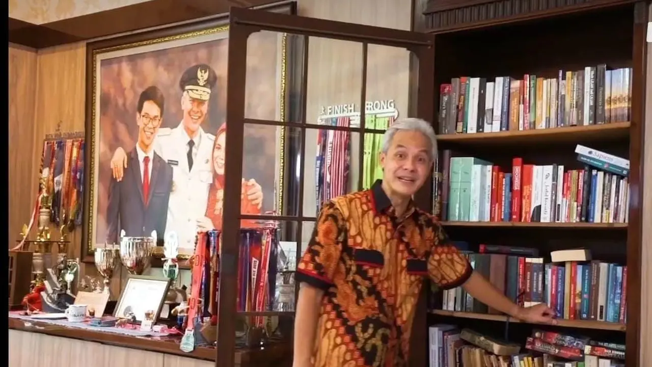 Gubernur Jawa tengah Ganjar Pranowo memiliki hobi membaca dan mengoleksi buku sejarah/Istimewa.