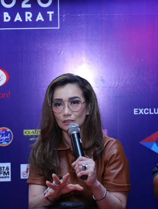 Reza Artamevia saat hadir dalam jumpa pers konser musik bertajuk Festival Berdendang Bergoyang 2020 di kawasan Kebayoran Baru, Jakarta Selatan, Kamis (9/1/2020).  (Daniel Kampua/Fimela.com)