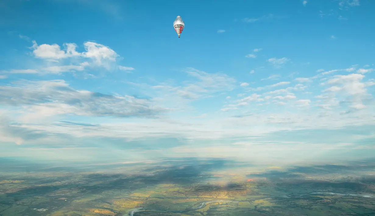 Petualang Fedor Konyukhov saat mengemudikan balon udara miliknya yang sudah terbang tinggi ke angkasa saat memulai perjalanan misi keliling dunia dari Perth, Australia, Selasa (12/7). (Reuters/Oscar Konyukhov)