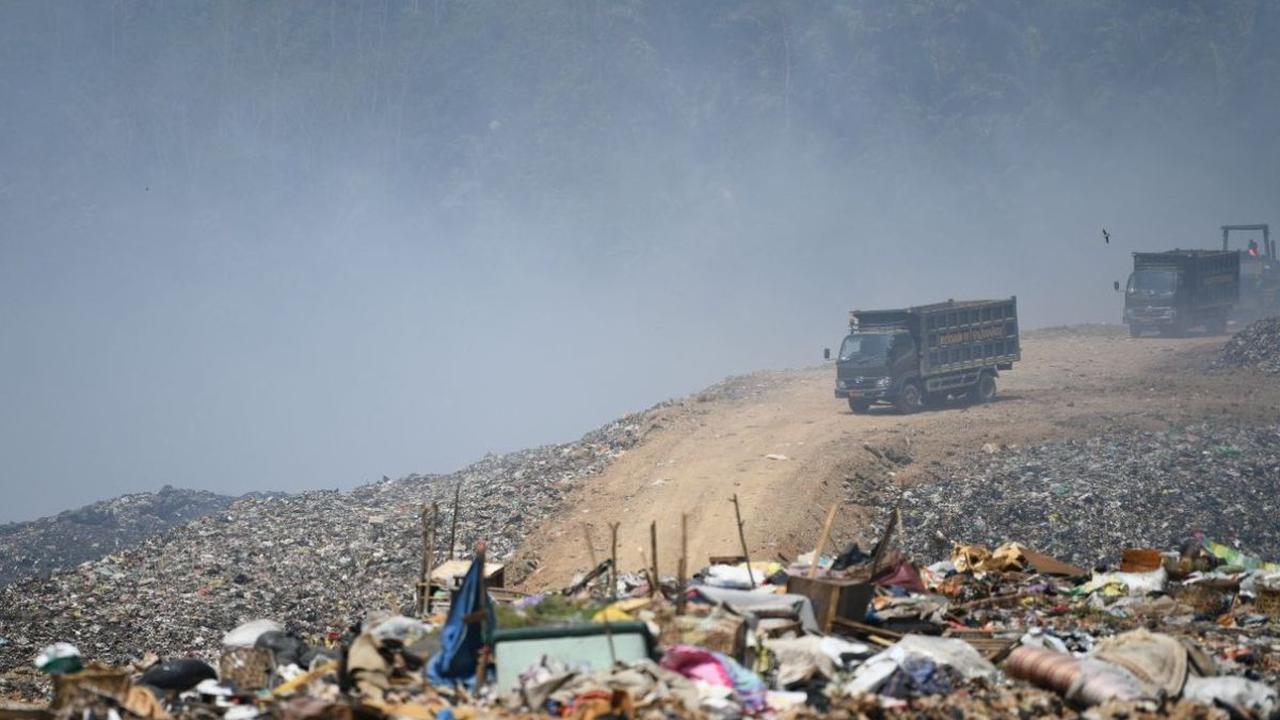 "Untuk penanganan kebakaran leading sektor BPBD kalau pengelolaan sampah di DLH Jawa Barat," kata Prima.
