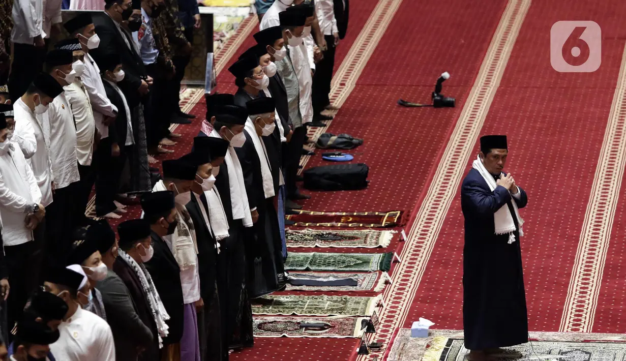 <p>Wakil Presiden RI, Ma’ruf Amin (tengah) bersiap melaksanakan sholat Idul Fitri di Masjid Istiqlal, Jakarta, Senin (2/5/2022). Bersama ribuan umat muslim, Wapres Ma’ruf Amin melaksanakan sholat Idul Fitri 1443 H dengan penuh khidmat. (Liputan6.com/Helmi Fithriansyah)</p>