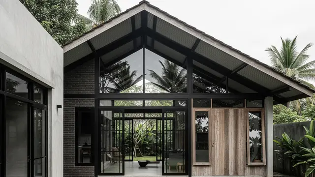 Industrial Minimalis dengan Atap Miring Ekspos