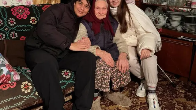 Potret Billy Syahputra Sambangi Nenek Viktoriya Kolesnaya, Penuh Kehangatan dan Senyuman  (credit: instagram.com/bilsky16).
