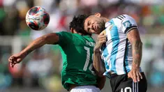Pemain Argentina Nicolas Otamendi (kanan) berebut bola udara dengan pemain Bolivia Victor Abrego pada pertandingan sepak bola Kualifikasi Piala Dunia 2026 di Stadion Hernando Siles, La Paz, Bolivia, Selasa (12/9/2023). Argentina mengalahkan Bolivia dengan skor 3-0. (AP Photo/Gaston Brito)