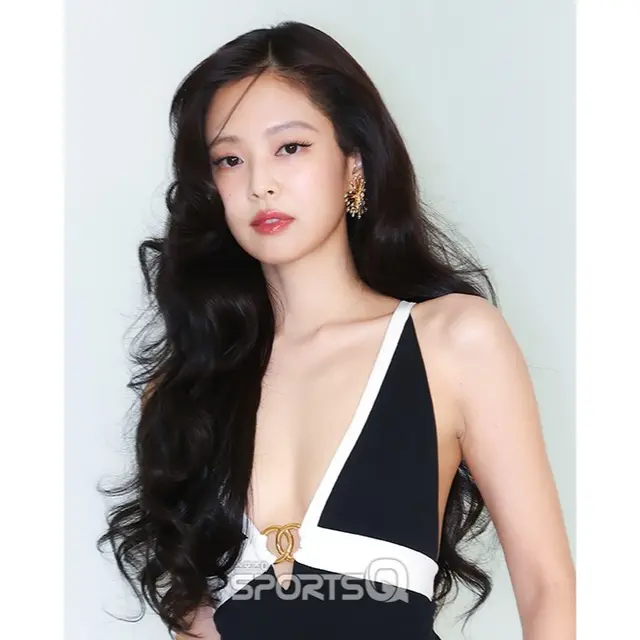 Aura Mahal Jennie di CHANEL Métiers d'art 2026 Seoul, Tampil Klasik dengan Jumpsuit Kerah Rendah