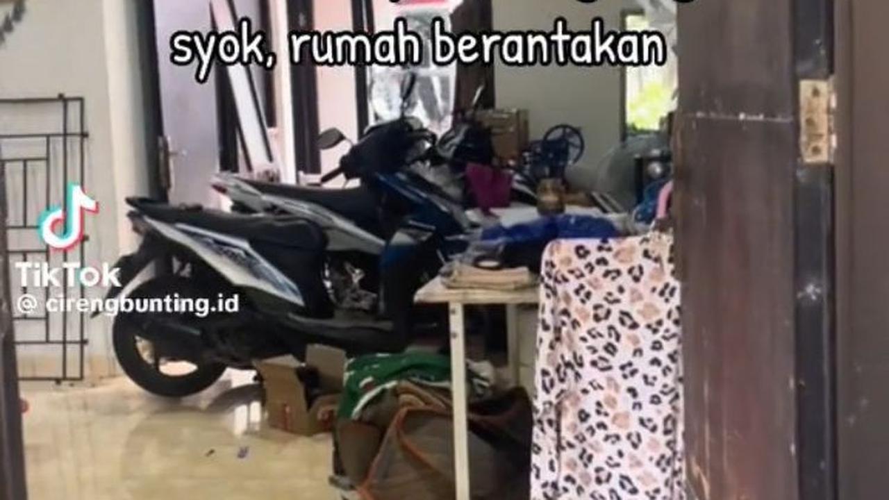 "17 April 2024, jam 4 sore baru bgt sampe rumah buka pintu langsung syok, rumah berantakan," tulisnya di awal video yang diunggahnya.