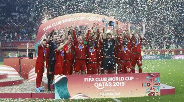 Para pemain Liverpool berselebrasi mengangkat trofi Piala Dunia Antarklub 2019 setelah mengalahkan Flamengo di Stadion Internasional Khalifa di Doha, Qatar (22/12/2019). Liverpool menang 1-0 atas Flamengo berkat gol tunggal Roberto Firmino di menit ke-99. (AP Photo/Hussein Sayed)