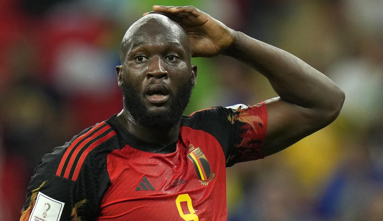 Namun nyatanya Romelu Lukaku yang datang ke Piala Dunia 2022 Qatar masih dalam kondisi cedera sehingga tak lagi menjadi pilihan utama, tak mampu mencetak satu gol pun dalam 2 laga yang diikutinya. Belgia pun tersingkir di fase grup setelah hanya menempati posisi ketiga Grup F di bawah Maroko dan Kroasia. Tidak seperti tiga pemain di atas, Romelu Lukaku kemungkinan masih bisa bermain di Piala Dunia berikutnya karena saat ini masih berusia 29 tahun. (AP Photo/Francisco Seco)