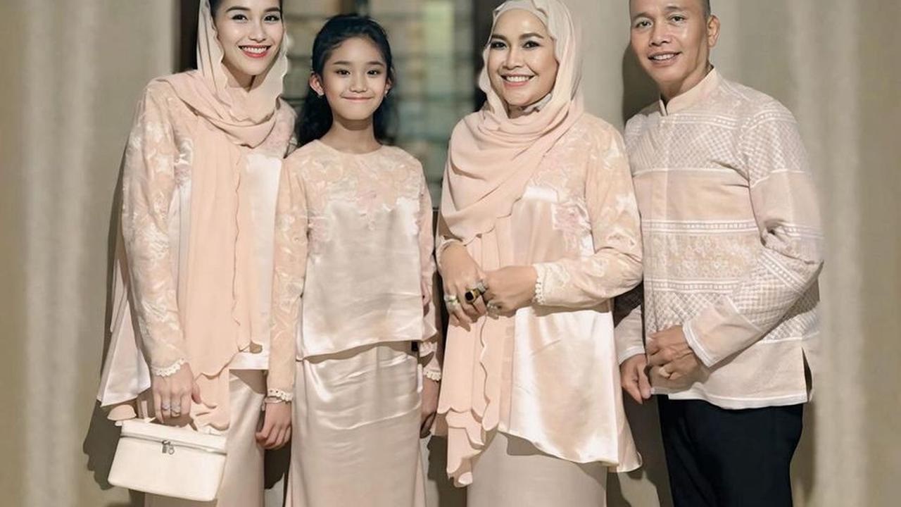 Pakai Baju Kurung Kembaran Sekeluarga