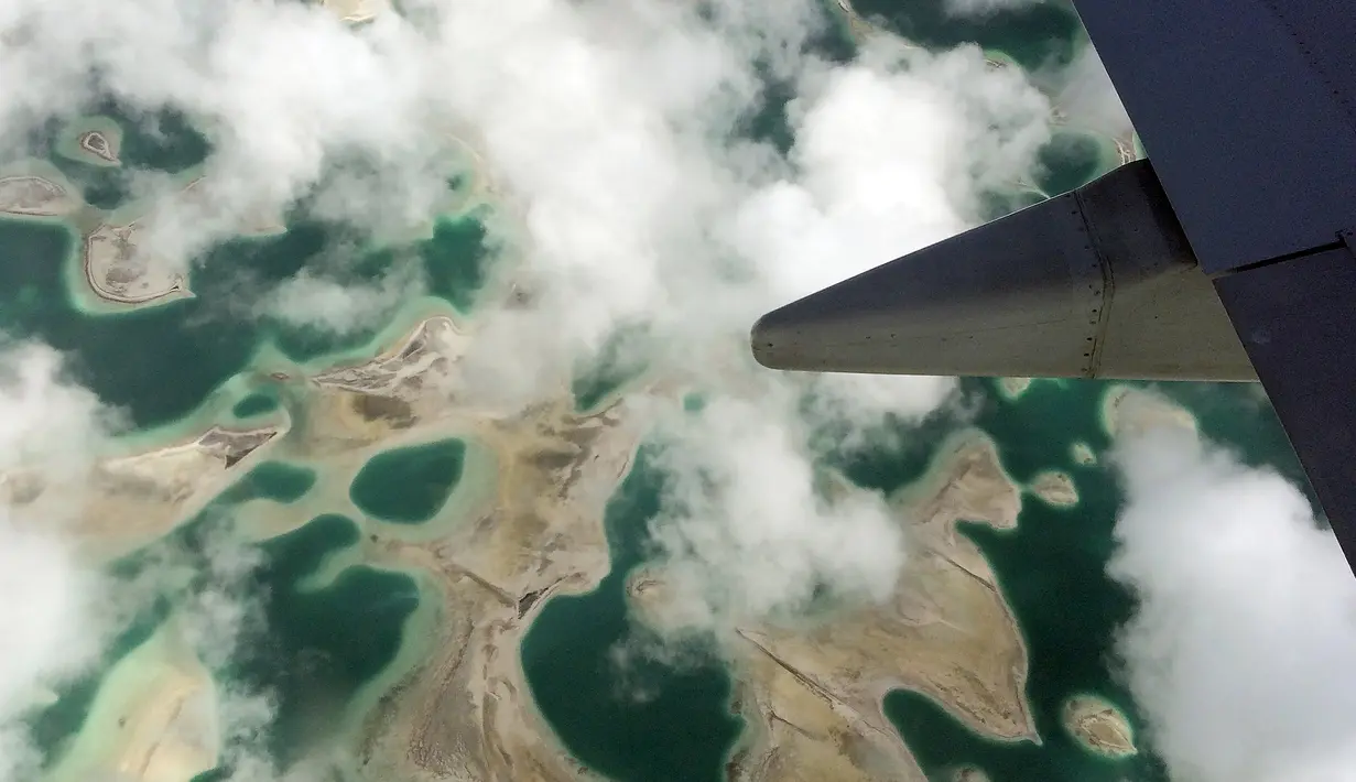Laguna terlihat dari pesawat di pulau Kiritimati, Kepulauan Pasifik (5/4). Sekitar 50 tahanan berada di penjara Kiritimati yang menjadi salah satu tempat tahanan terpencil di dunia. (REUTERS / Lincoln Feast)
