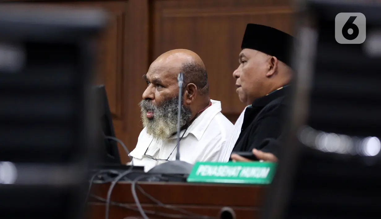 "Baik ke saksi Sherly Susan ya, ini saudara cepat sekali berubah, tadi awalnya bilang tidak ingat pernah transfer atau tidak ada pernah meminta Rp1 miliar kepada Budi Sultan untuk ditransfer ke saudara Lukas Enembe, ya? Awalnya tadi tidak ingatkan, namun, berganti begitu cepat saudara yakin tidak pernah, yang benar yang mana?," tanya hakim. (Liputan6.com/Johan Tallo)